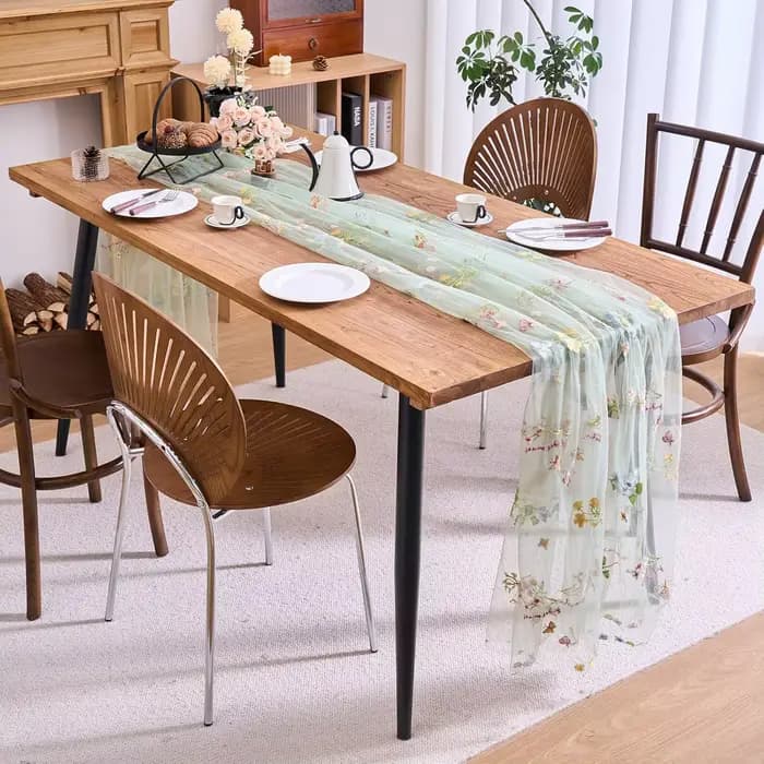 Chemin de table brodé en dentelle