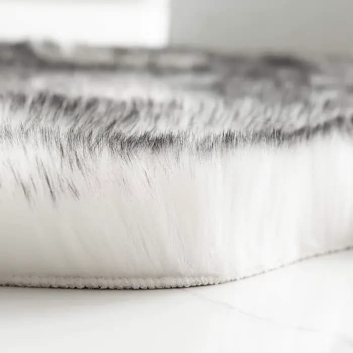 Tapis de fourrure ovale