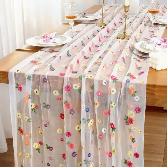 Chemin de table brodé marguerite