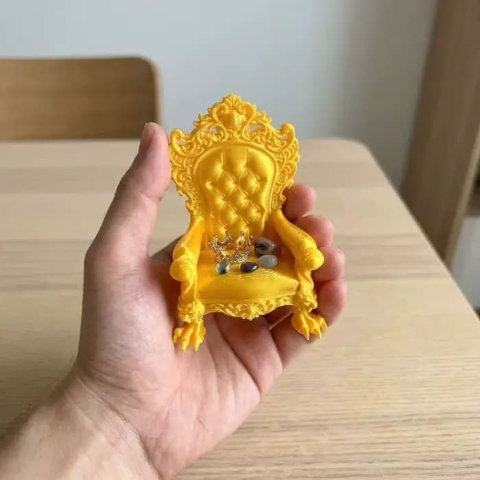 Mini chaise de présentation de style trône gothique imprimée en 3D, vintage, avec figurine sculptée en relief, pieds à griffes et dossier imitation coussin