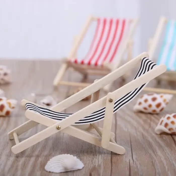 Chaise longue pliante rayée en bois