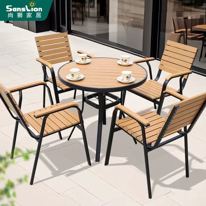Table et chaise d'extérieur en plastique et bois
