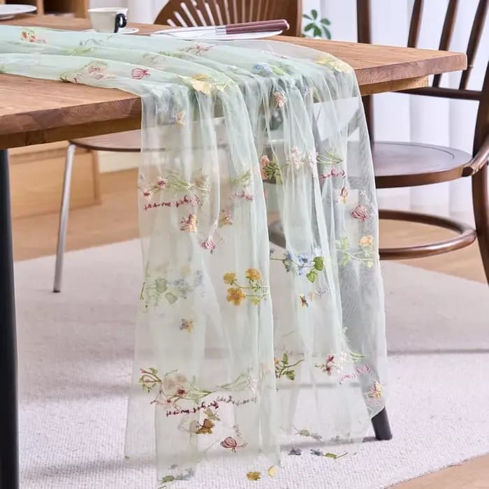 Chemin de table brodé en dentelle