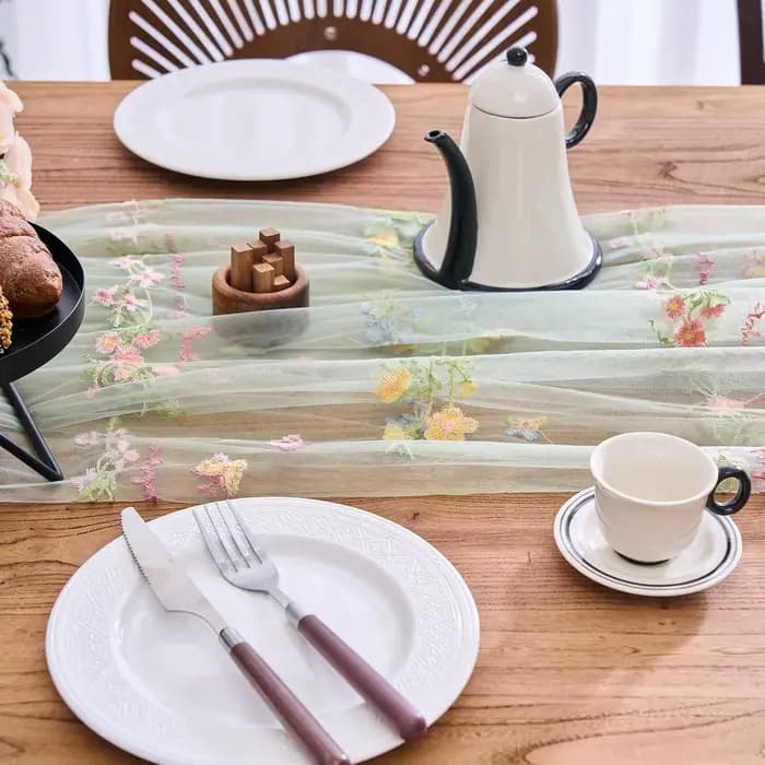 Chemin de table brodé en dentelle