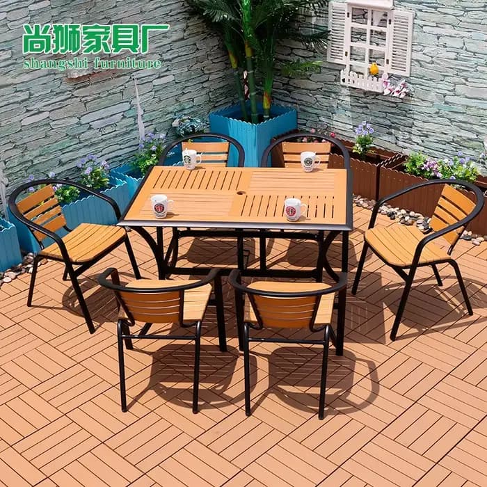 Table et chaise d'extérieur en plastique et bois
