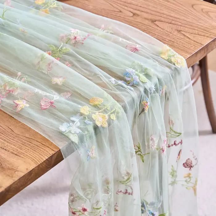 Chemin de table brodé en dentelle