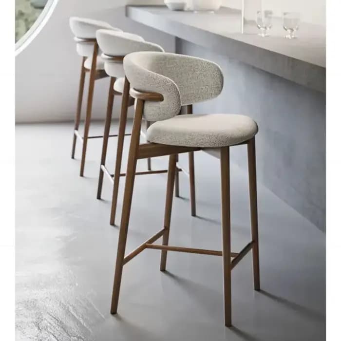 Chaises modernes en bois massif