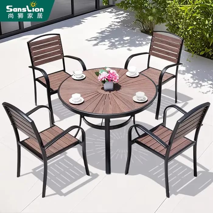 Table et chaises d'extérieur en bois et plastique