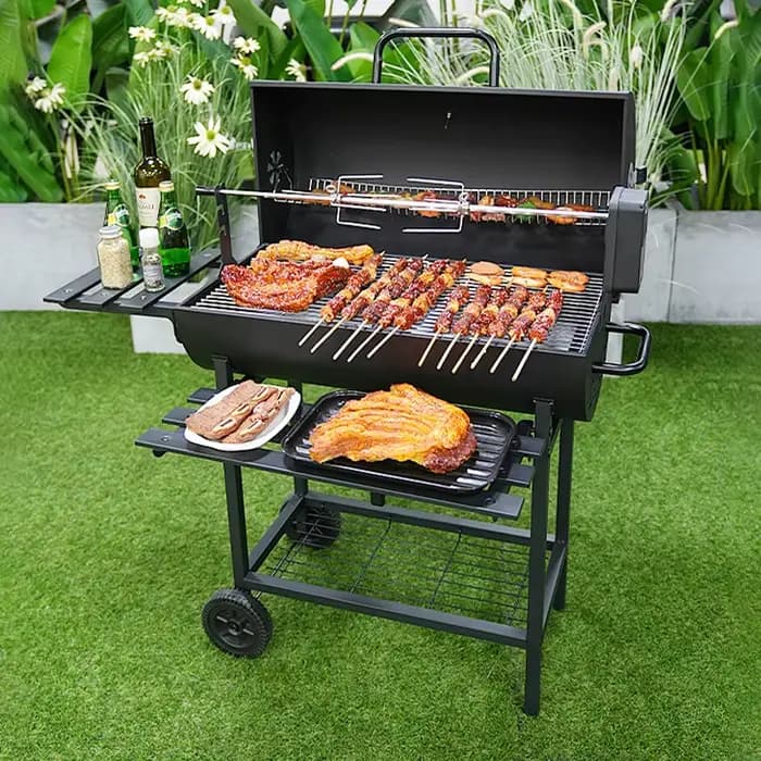 Grand barbecue à charbon de bois sur roulettes avec rôtissoire