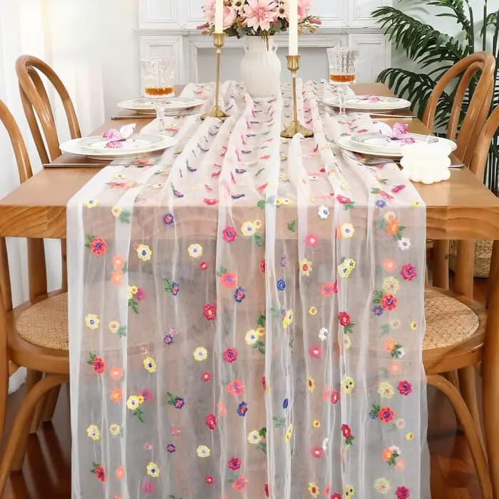 Chemin de table brodé marguerite