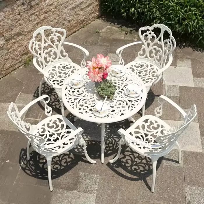 Tables et chaises en aluminium moulé pour l'extérieur