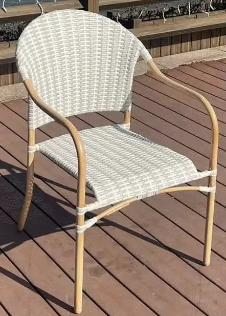 Chaise de bistro français de jardin extérieur