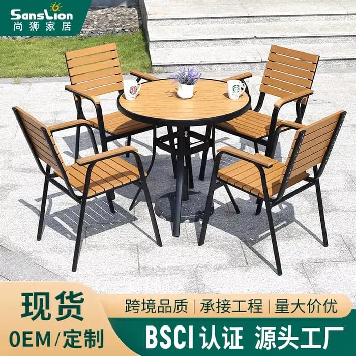 Table et chaise d'extérieur en plastique et bois