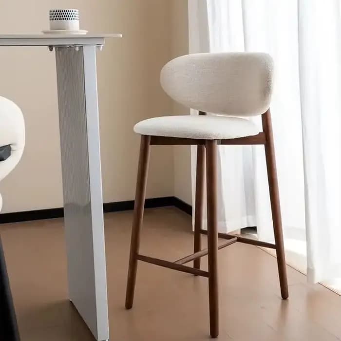 Chaises modernes en bois massif