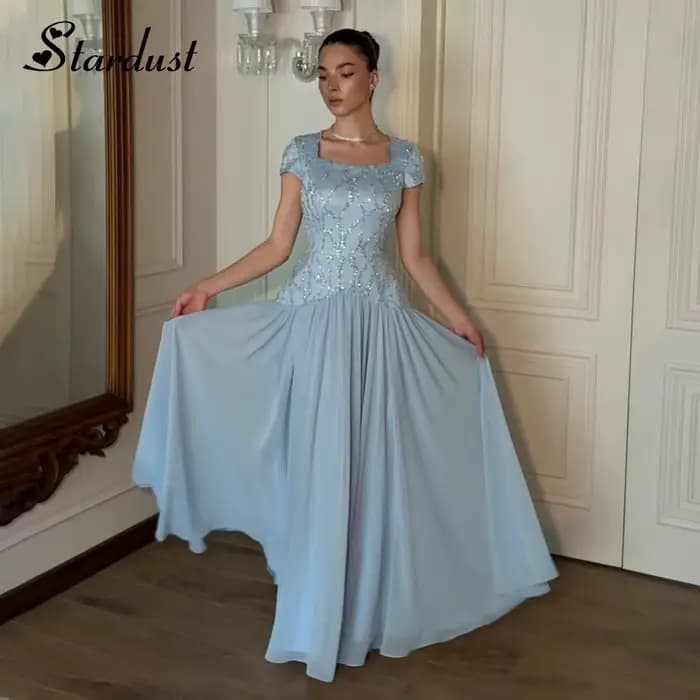 Robes de cérémonie Stardust tendance coupe trapèze avec appliques en dentelle et plis en satin, styl
