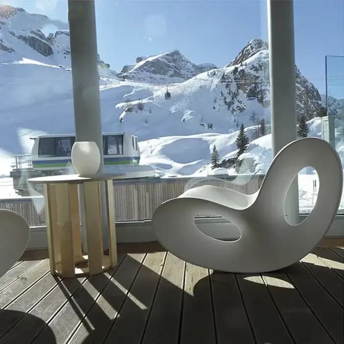 Chaise longue en plastique légère et luxueuse