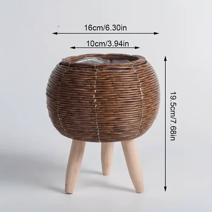 Charmante jardinière en rotin rustique avec pieds en bois