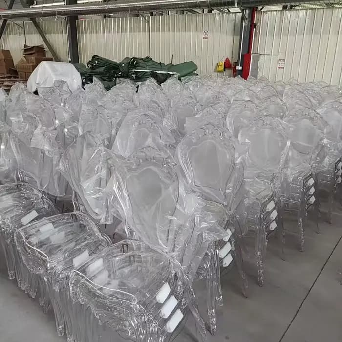 Chaise en résine transparente