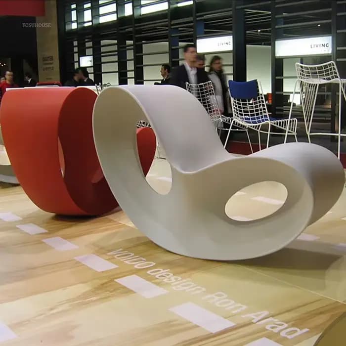 Chaise longue en plastique légère et luxueuse