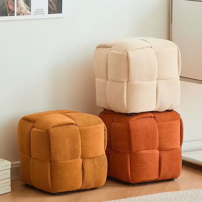 Petit tabouret moderne en bois massif