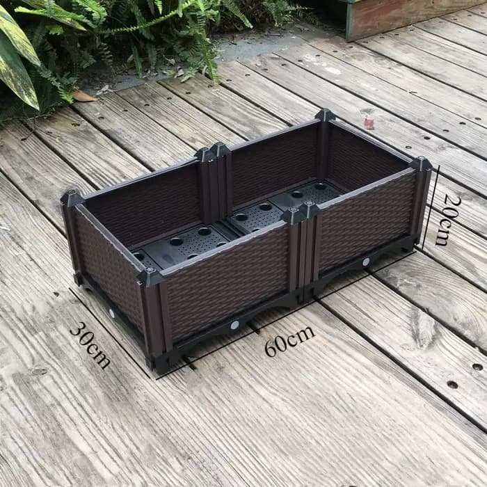 Un pot de légumes et de fleurs assemblés sur le balcon sur le terrain du jardin du parc