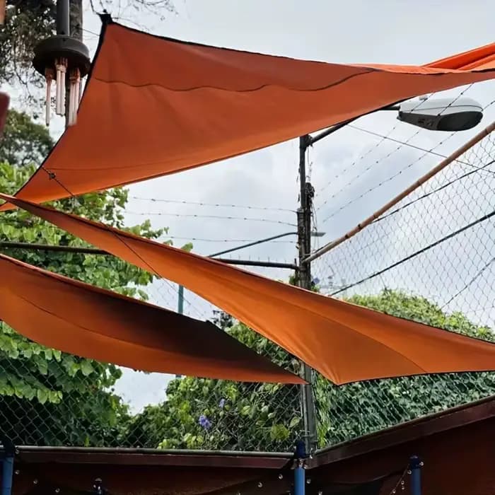 Abri solaire triangulaire imperméable 3x3x3M Taille 95% de blocage des UV Parasol triangulaire portable avec cordes Voile d'ombrage Zone de piscine