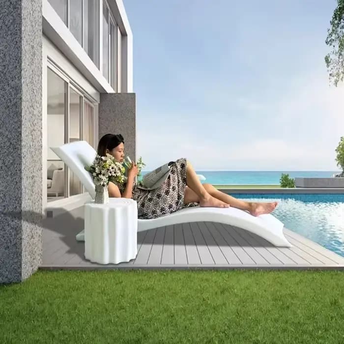 Chaises longues en plastique pour loisirs intérieurs et extérieurs pour les vacances