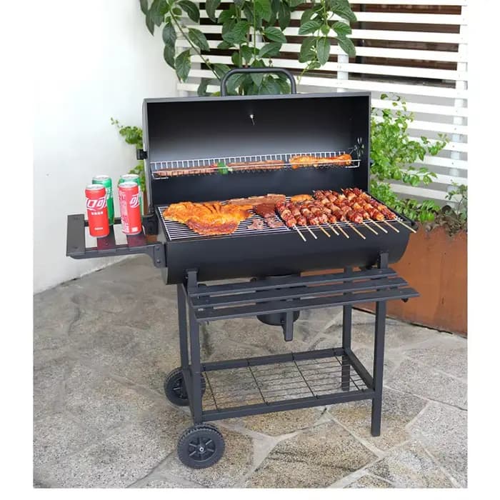 Grand barbecue à charbon de bois sur roulettes avec rôtissoire