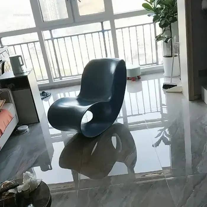 Chaise longue en plastique légère et luxueuse