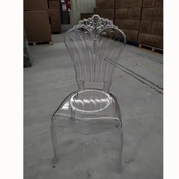 Chaise en résine transparente