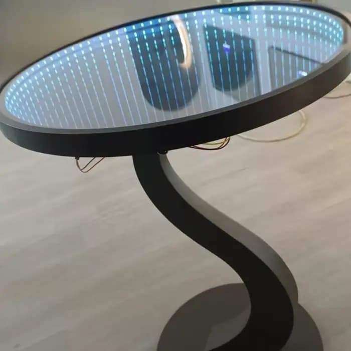 Table basse ronde éclairée en métal