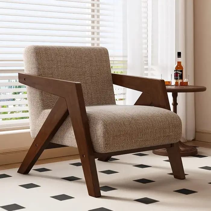 Les chaises de style moderne du milieu du siècle avec accoudoirs en bois décentent les fauteuils du salon dans
