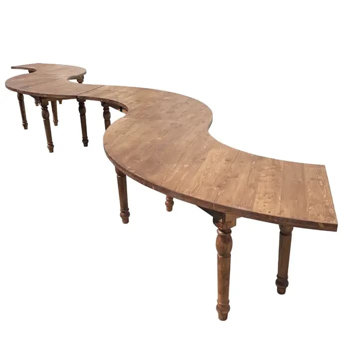 Table d'extérieur en bois incurvée de jardin rustique moderne avec sièges pour meubles d'hôtel pour pique-niques en plein air et mariages sur événements
