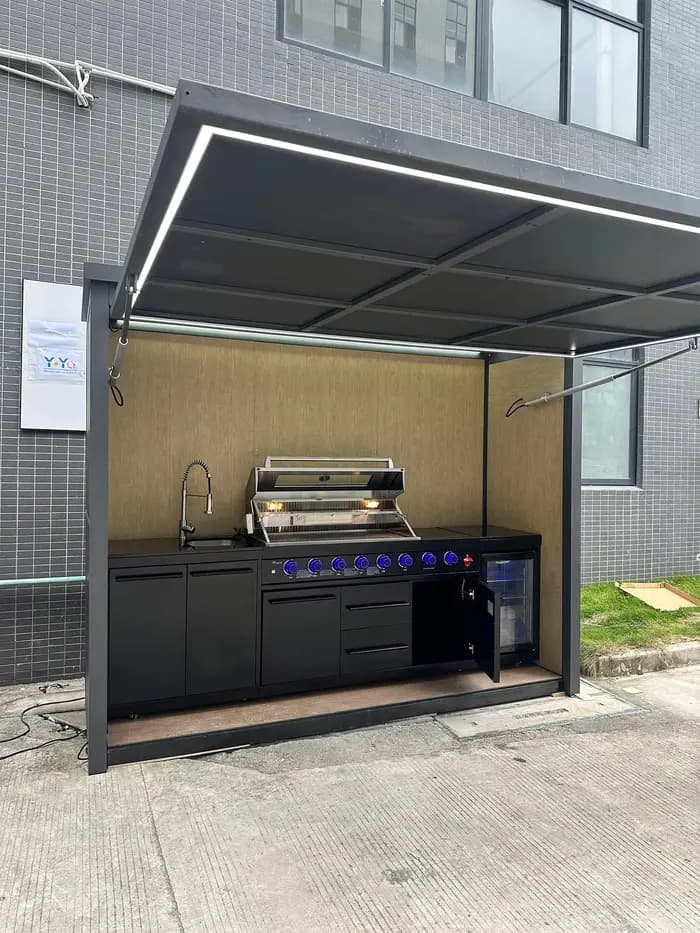 Îlot de cuisine extérieur personnalisé avec comptoir en granit et armoires en acier inoxydable pour terrasse et divertissement en plein air