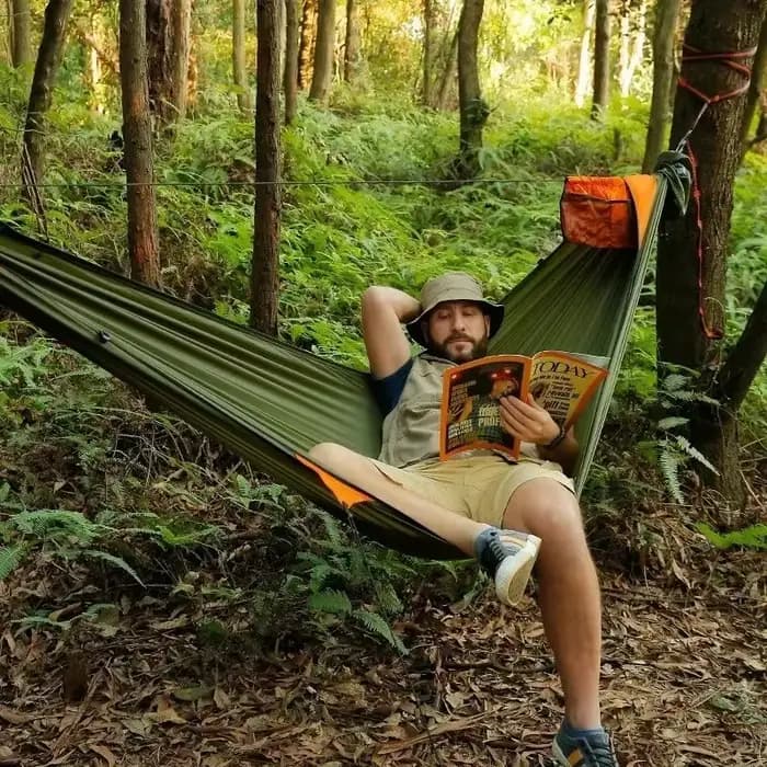 TRAVELER Hamac Bushcraft avec Moustiquaire Déploiement Rapide Camping en Plein Air Ridgeline Intégré Anti-Roulis Survie en Milieu Sauvage