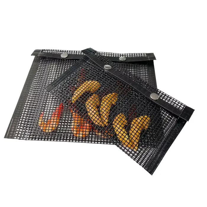 Le sac de barbecue garde les petites aliments tombant à travers les grilles. Fête au