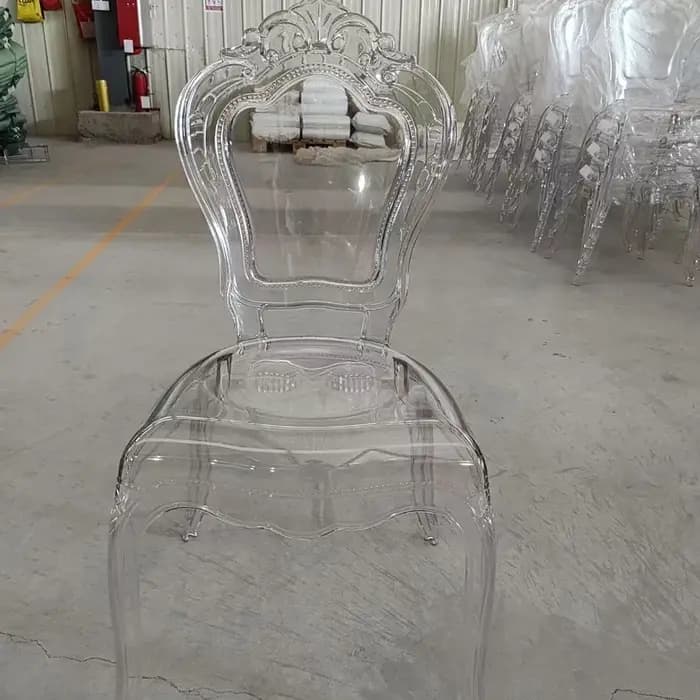 Chaise en résine transparente