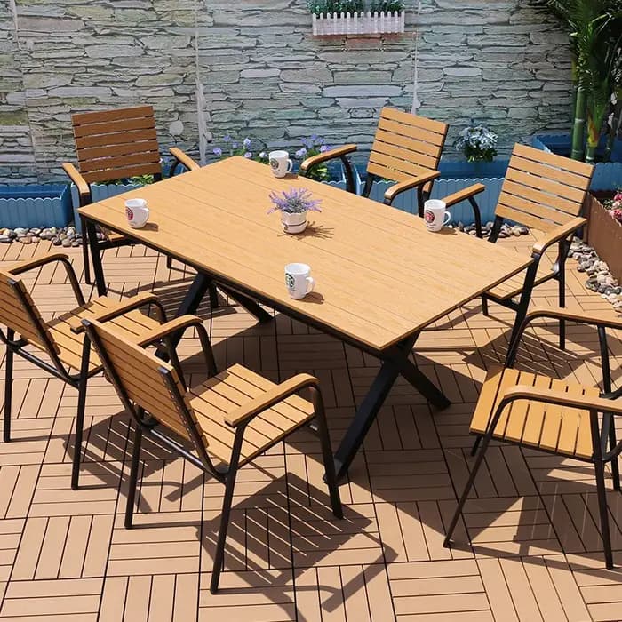 Table et chaise d'extérieur en plastique et bois