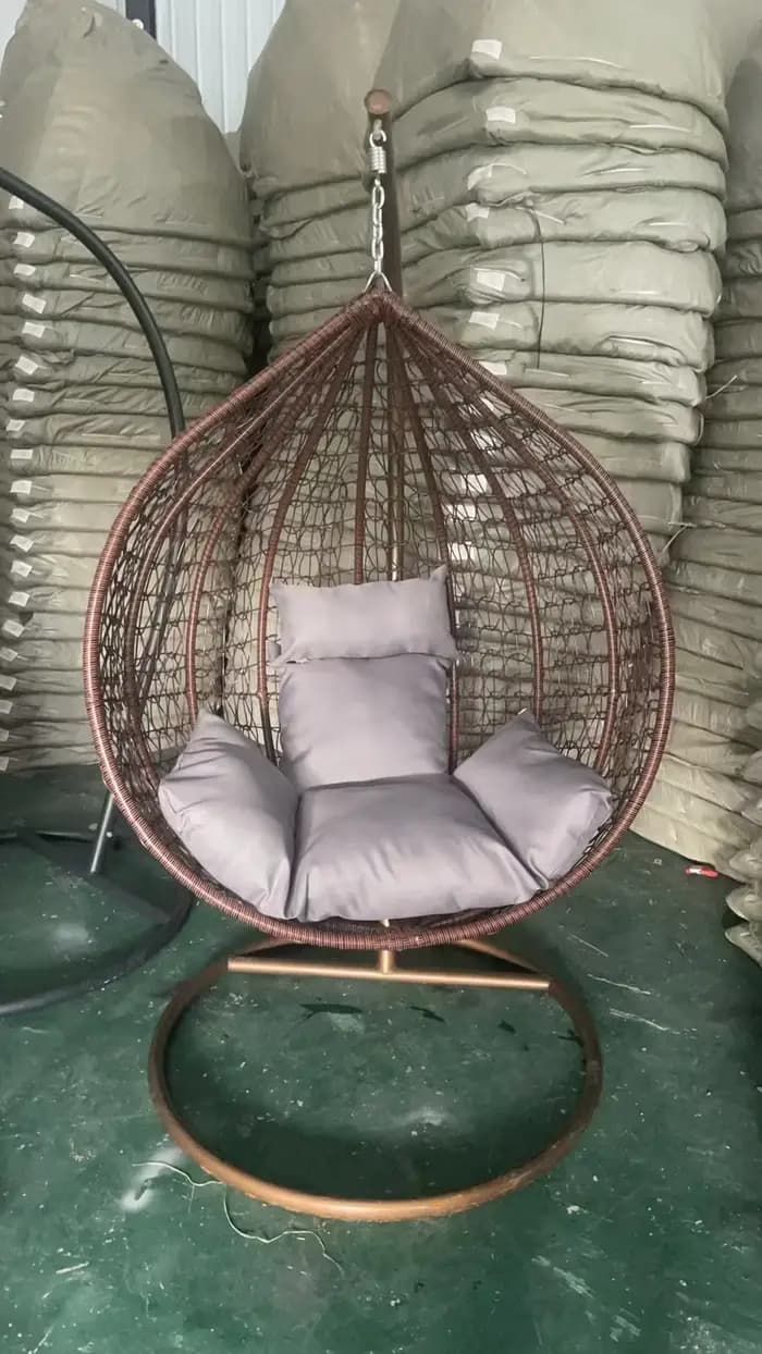 Fauteuil suspendu en rotin PE avec support métallique pour balcon