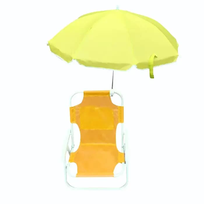 Chaises de plage et parapluies