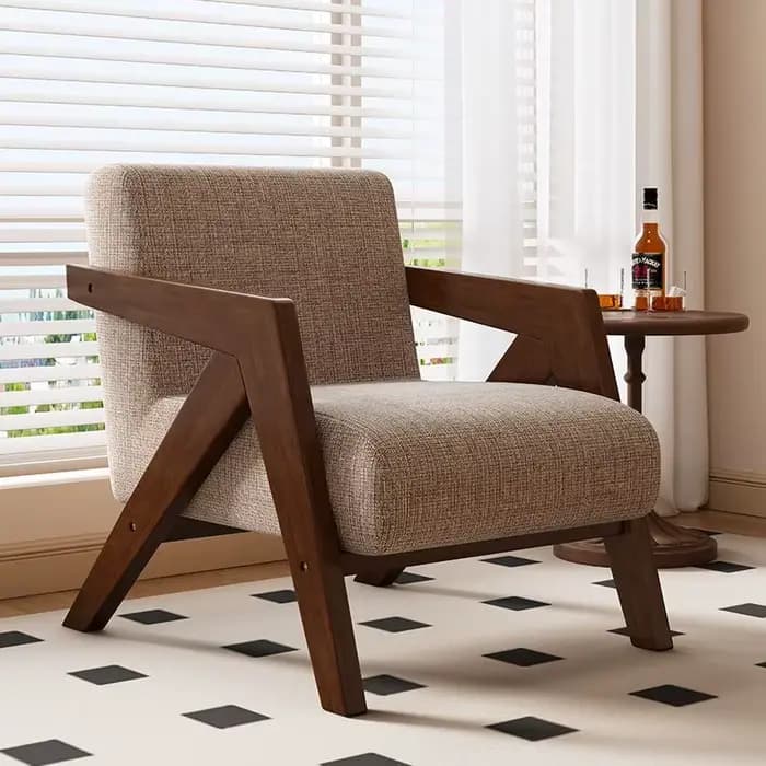 Les chaises de style moderne du milieu du siècle avec accoudoirs en bois décentent les fauteuils du
