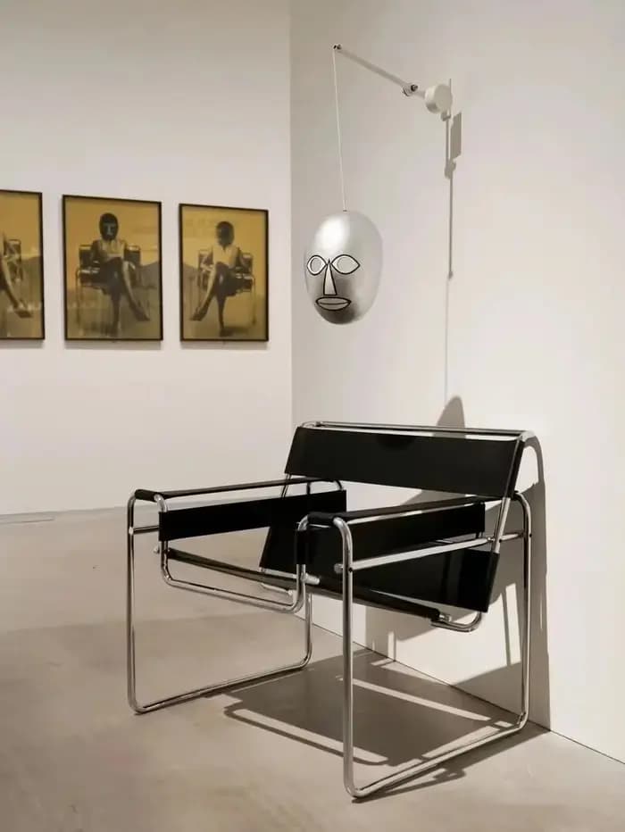 Chaise d'appoint inspirée du design, cadre en acier inoxydable avec selle, siège en cuir, chaise de salon moderne, chaises de salle à manger pour la maison