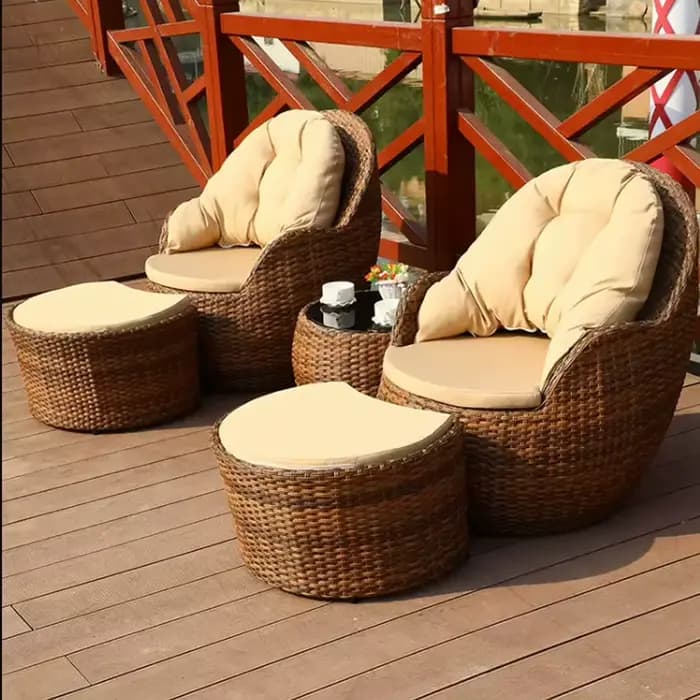 Tables et chaises en rotin
